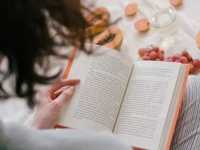 Persona leyendo un libro abierto